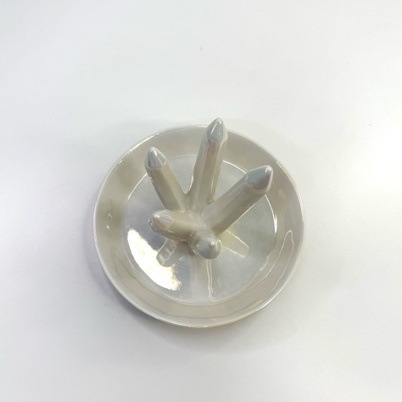 HOME SMILE White Crystal Cluster Shaped Jewelry Tray Ceramic Ring Holder - Picture 10 of 11